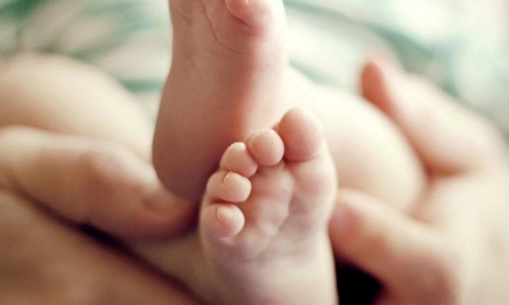 Φρίκη! Μωρό πέθανε μετά από σεξουαλική κακοποίηση - Έσβηναν τσιγάρα στο σώμα του